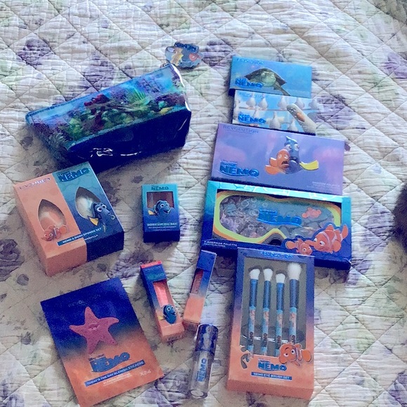 Finding Nemo Disney 17 pcs Set Makeup Revolution Eyeshadow lip oil brush bag New - Picture 1 of 14
